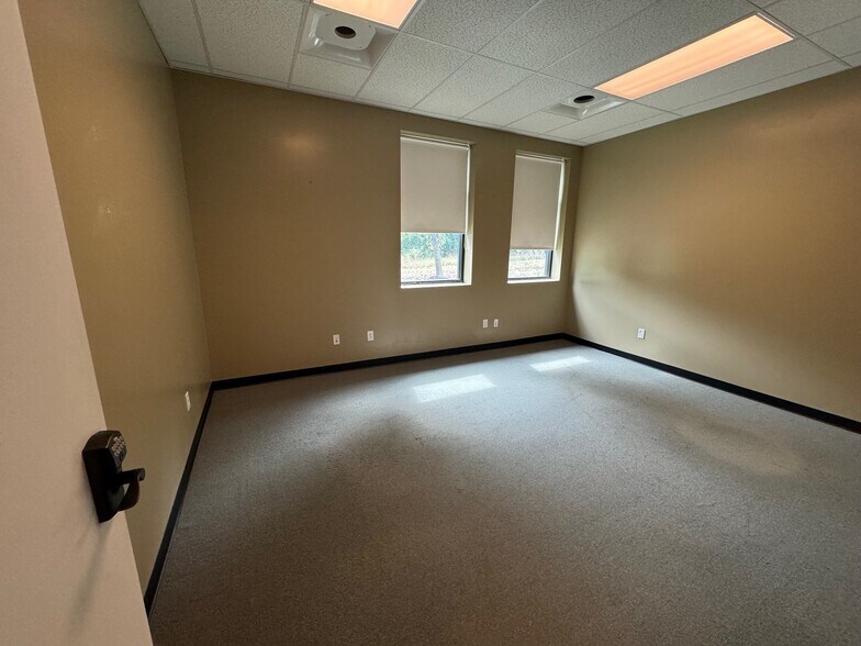 More Photos Of 15415 Pinehurst Dr, Basehor Office For Lease