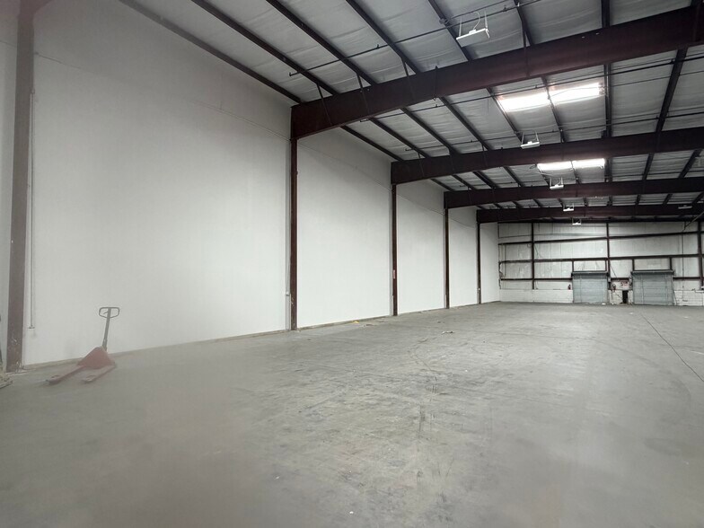 More Photos Of 6470 Parkland Dr, Sarasota Warehouse For Lease