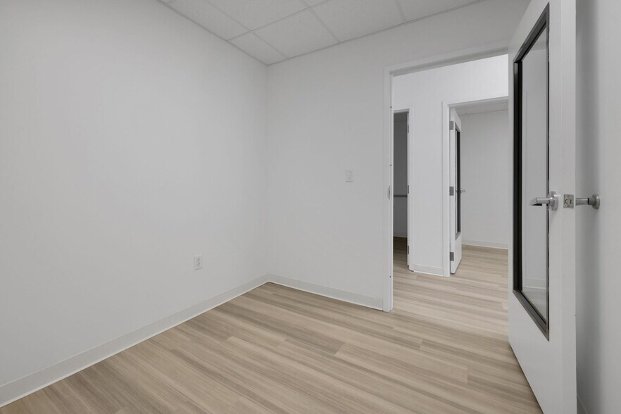 More Photos Of 3853-3921 Hendricks Ave, Jacksonville Storefront For Lease