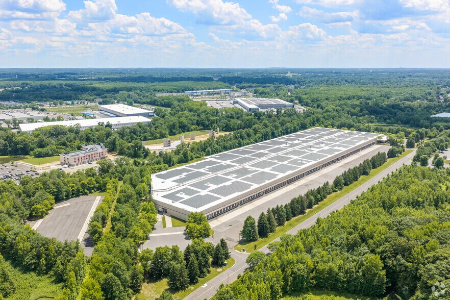 More Photos Of 400 Cabot Dr, Hamilton Distribution For Lease