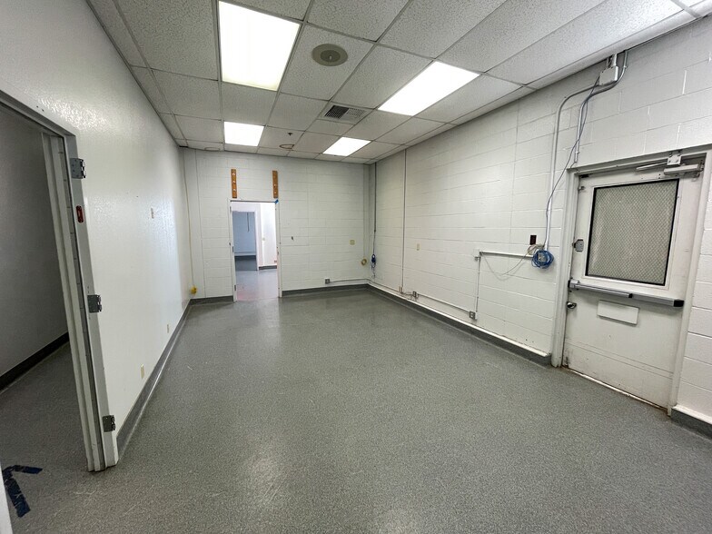 More Photos Of 5431 Arnold Ave, Mcclellan Warehouse For Lease