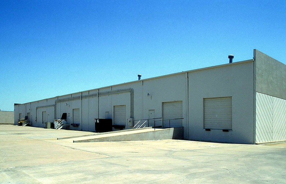 More Photos Of 1725 Hurd Dr, Irving Distribution For Lease