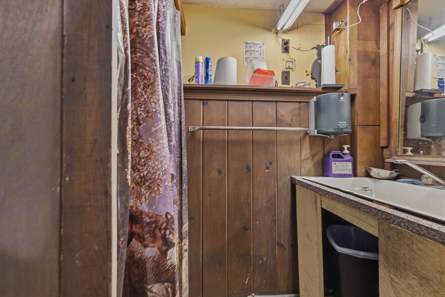 More Photos Of 1973 Victory Hwy, Glendale General Retail For Sale