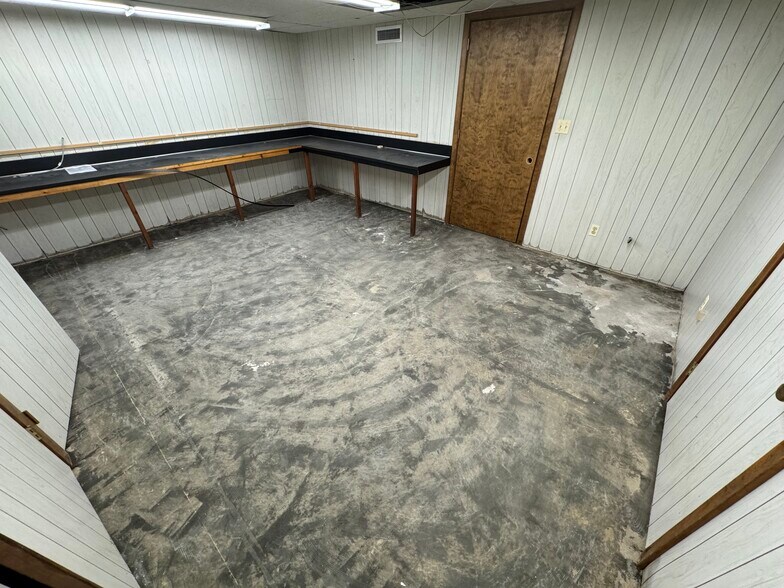 More Photos Of 132 Main St, Southington Bank For Lease