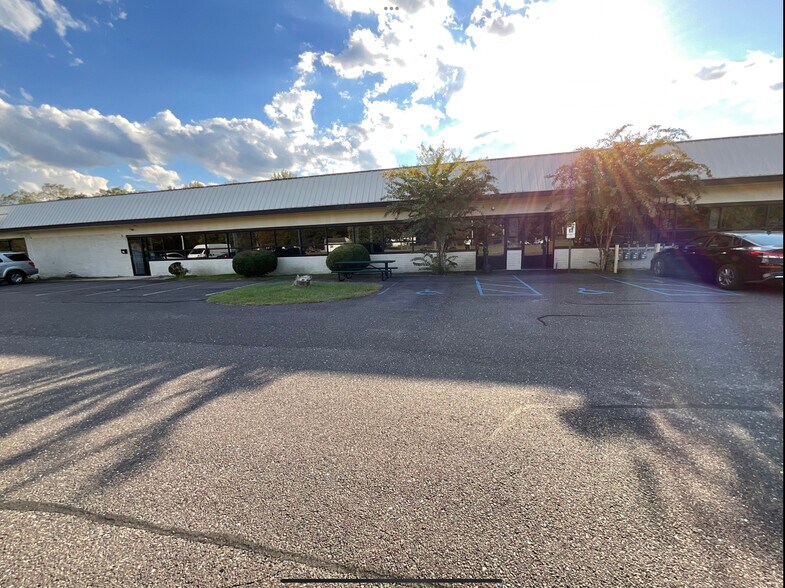 More Photos Of 100 Central Ave, Farmingdale Manufacturing For Lease