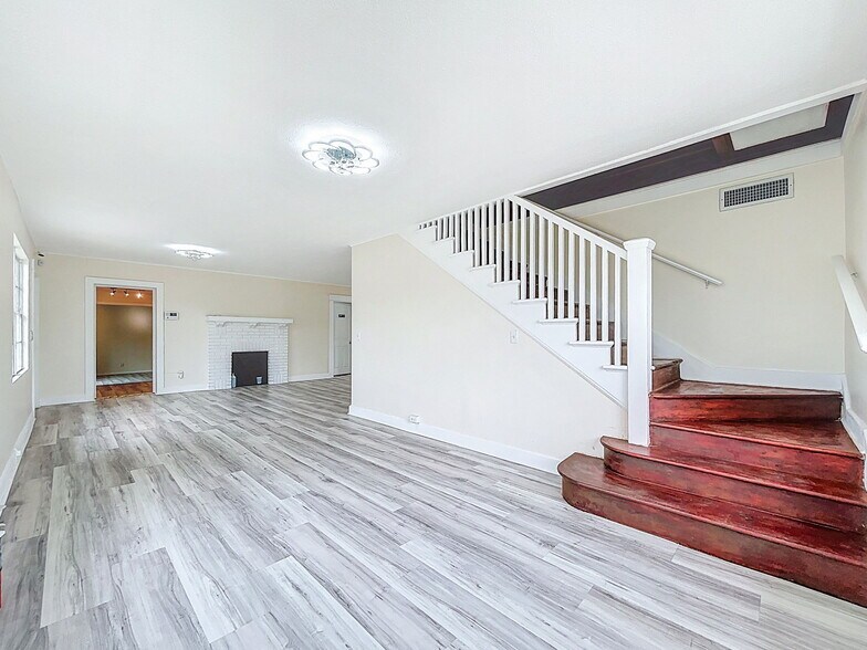 More Photos Of 301 N US Highway 41, Ruskin Office Residential For Lease