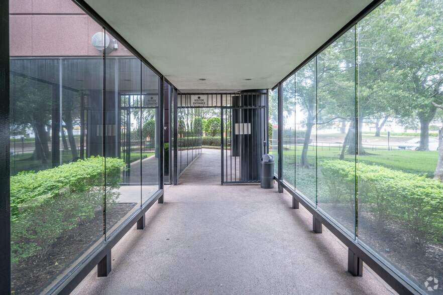 More Photos Of 6671 Southwest Fwy, Houston Office For Lease