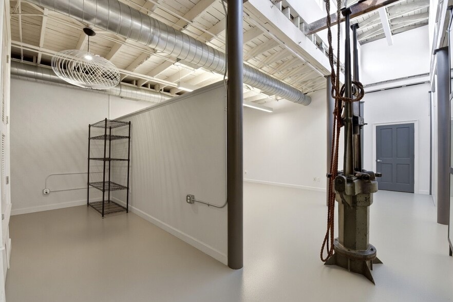 More Photos Of 603 W 11th St, Houston Office For Lease