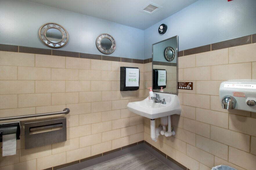 More Photos Of 300 N Charles St, Baltimore Apartments For Lease