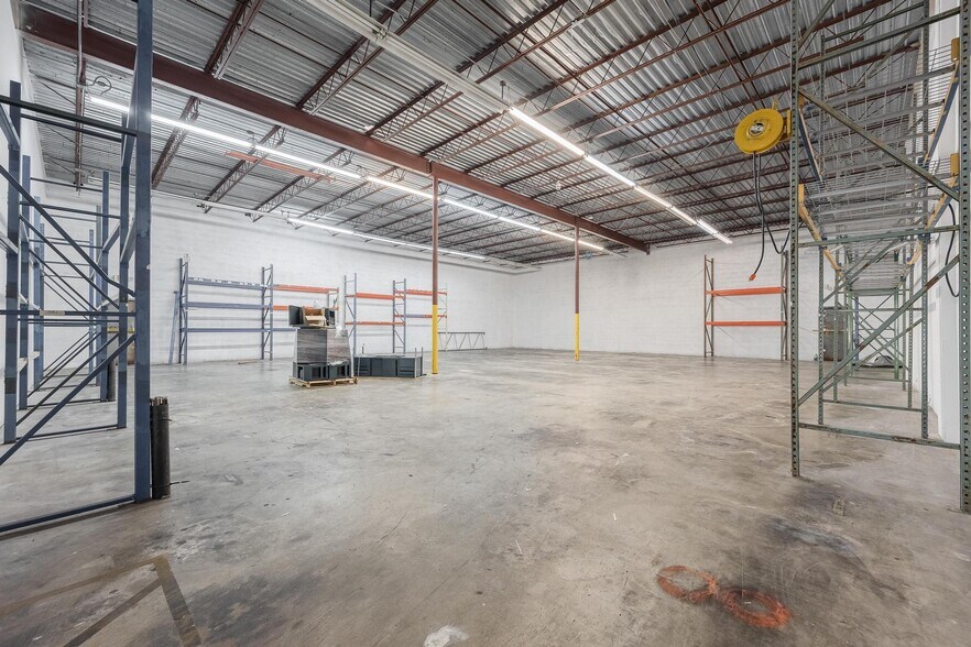 More Photos Of 2560 Fowler St, Fort Myers Warehouse For Lease