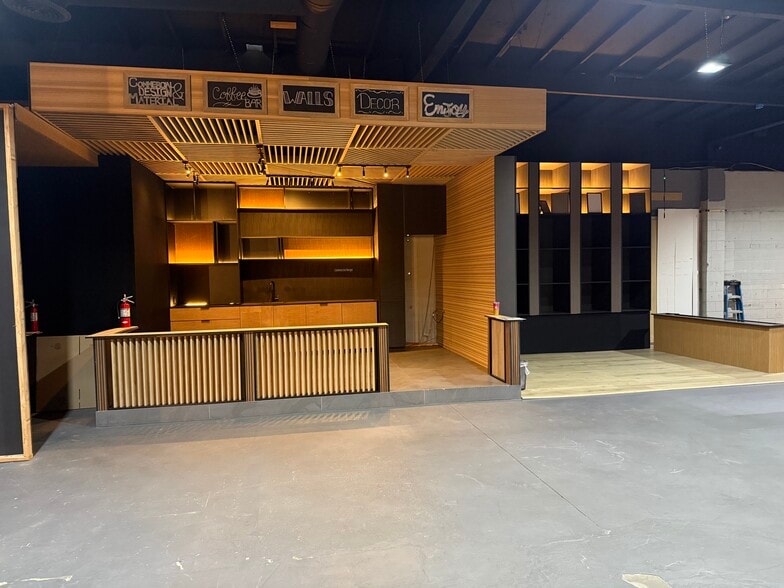 More Photos Of 19316-19320 Londelius St, Northridge Warehouse For Lease