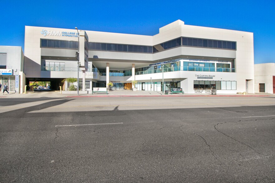 More Photos Of 18607 Ventura Blvd, Tarzana General Retail For Lease