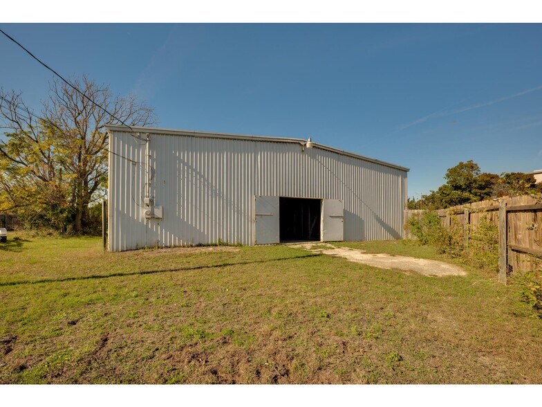 More Photos Of 16110 Lake Travis Dr, Austin Industrial For Lease