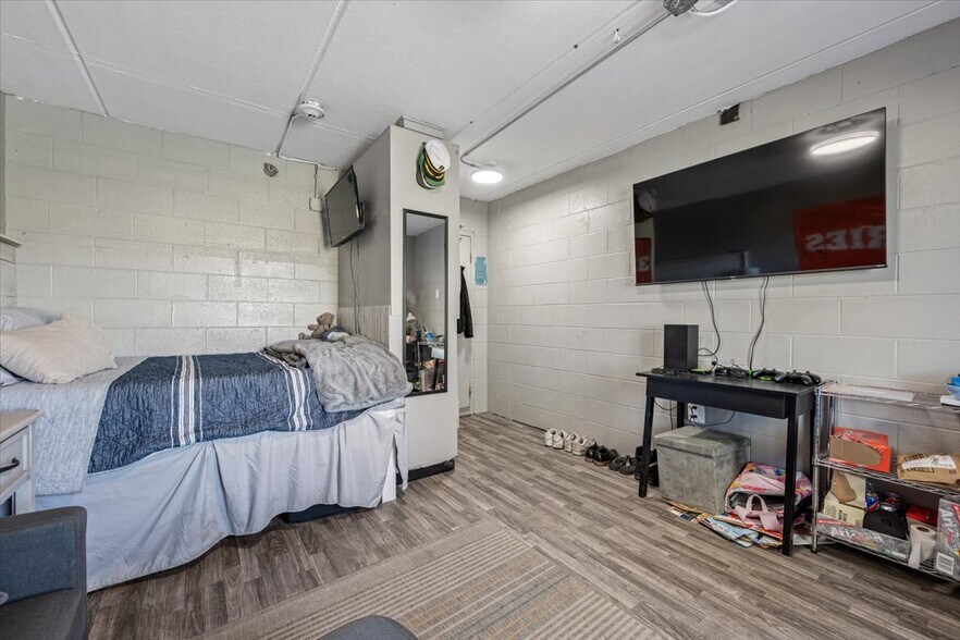 More Photos Of 1020 W Hillcrest Dr, Dekalb Sorority Fraternity House For Sale