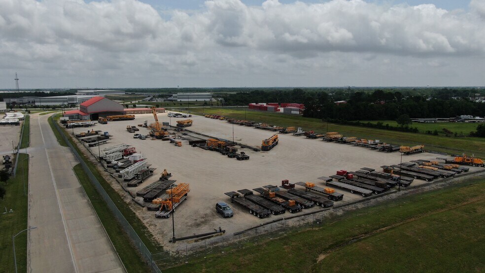 More Photos Of 6327 Thompson Rd, Baytown Truck Terminal For Lease