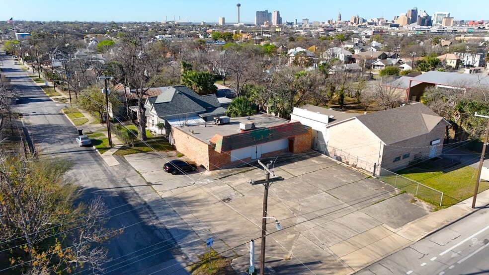 Primary Photo Of 1136 E Grayson St, San Antonio Convenience Store For Sale