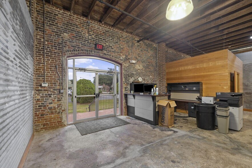 More Photos Of 214 E Garden St, Pensacola Storefront Retail Office For Lease