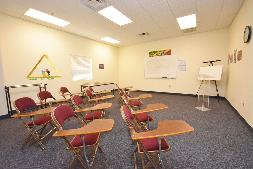 More Photos Of 8955 South Fwy, Houston Schools For Lease