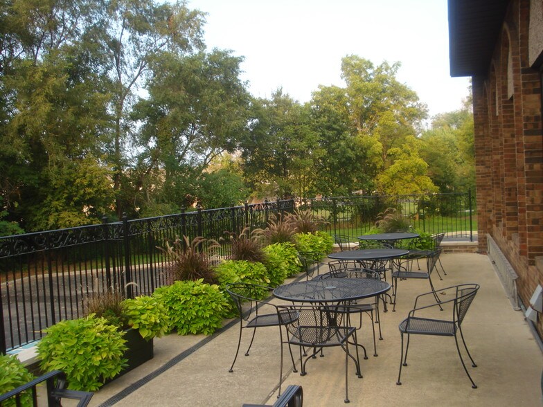 More Photos Of 2833 Lincoln St, Highland Office For Lease