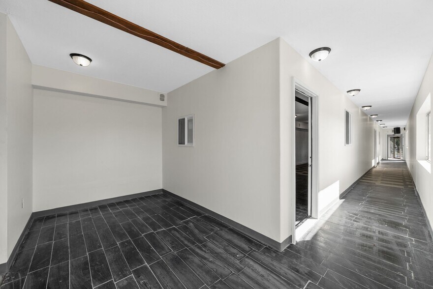 More Photos Of 124 10th St, Clarksville Flex For Sale