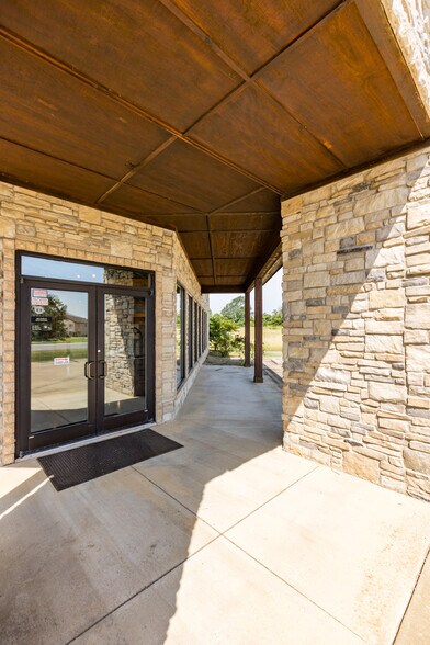 More Photos Of 1910 E Jackson St, Hugo Freestanding For Sale