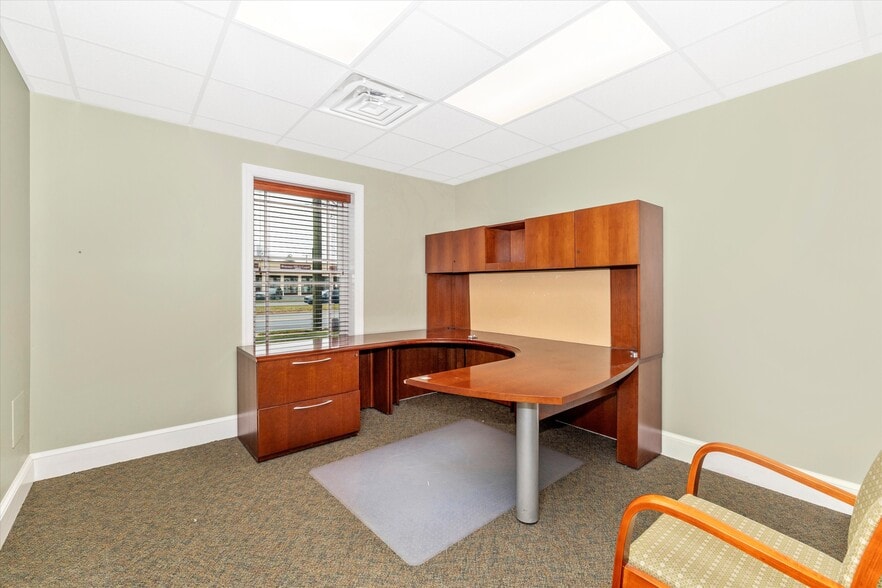 More Photos Of 925 N East St, Frederick Bank For Lease