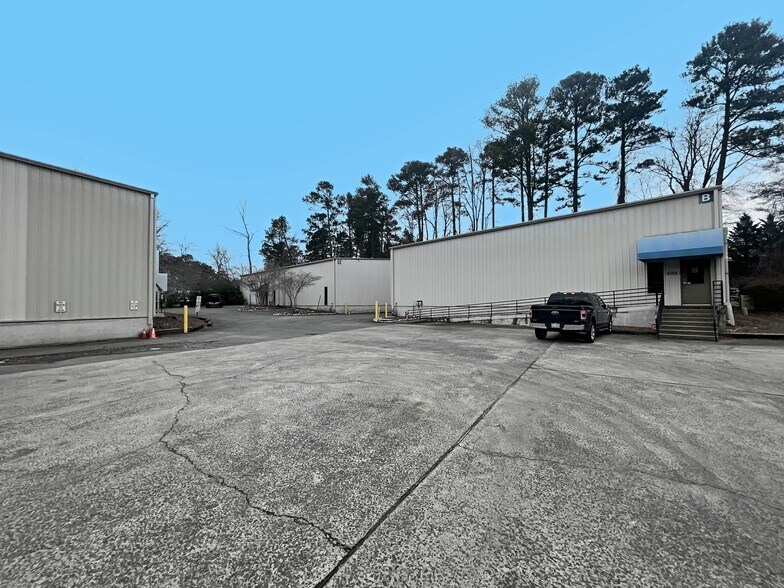 More Photos Of 4506 Bennett Memorial Rd, Durham Flex For Lease