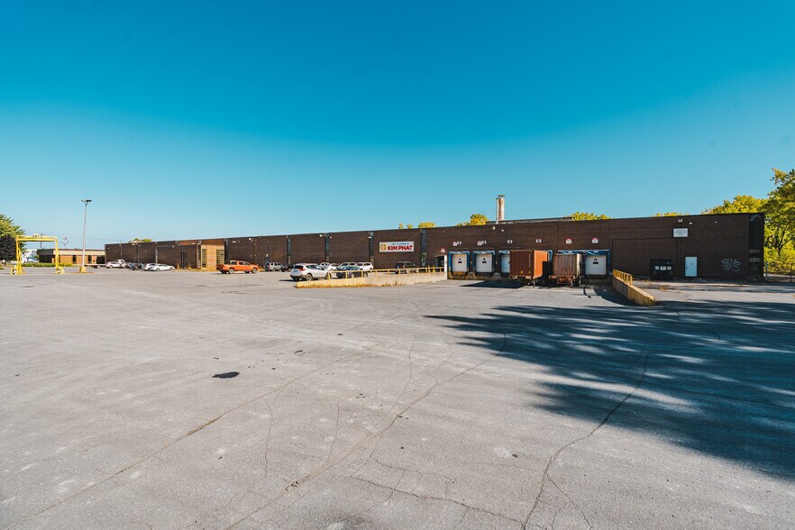 More Photos Of 1000 Boul Saint-Martin O, Laval Warehouse For Lease