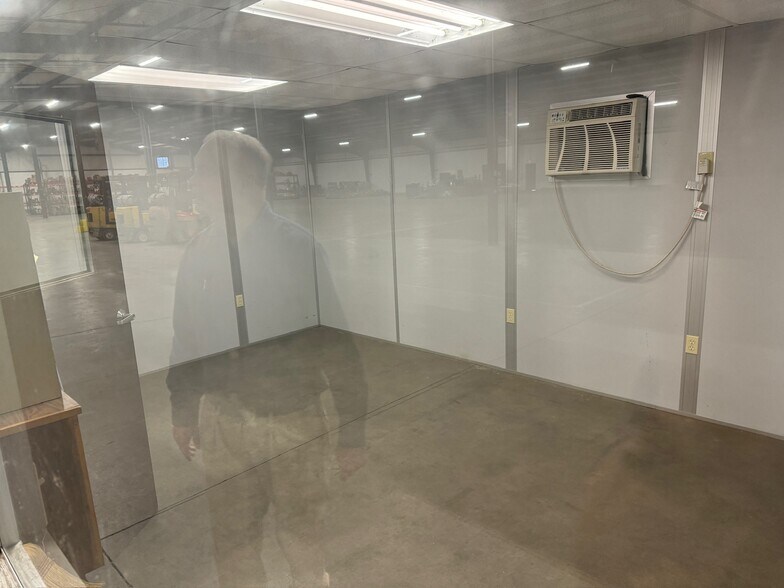 More Photos Of 1090 Shamrock Ave, Landrum Distribution For Lease