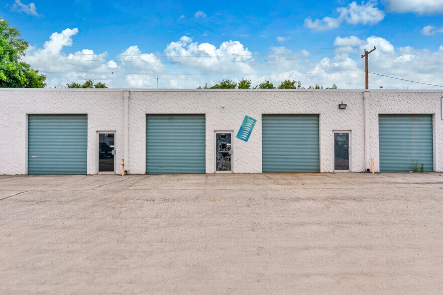 More Photos Of 2026 Pioneer Pky W, Arlington Showroom For Lease