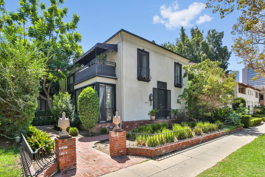 Primary Photo Of 9936 Robbins Dr, Beverly Hills Apartments For Sale