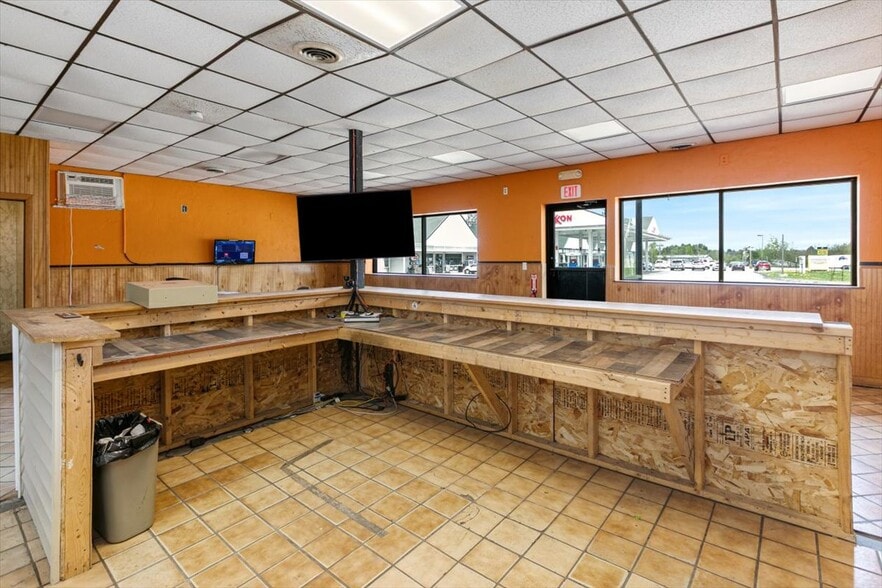 More Photos Of 415 Emerson Ave, Hampstead Restaurant For Sale