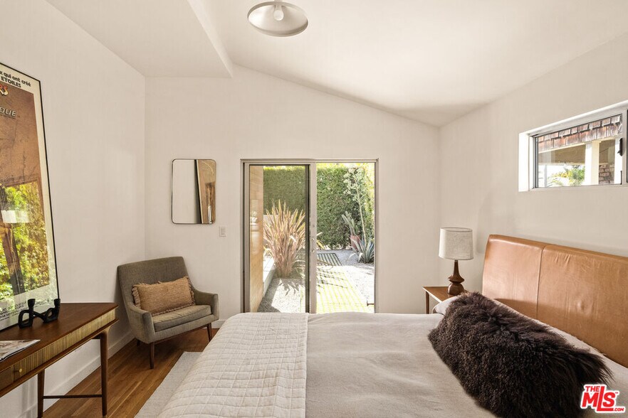 More Photos Of 1076 Palms Blvd, Venice Apartments For Sale