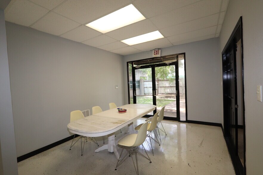 More Photos Of 1625 Airport Rd, Conroe Warehouse For Sale