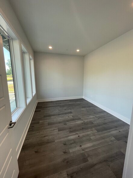 More Photos Of 337 Airport Rd, Auburn Office Residential For Lease