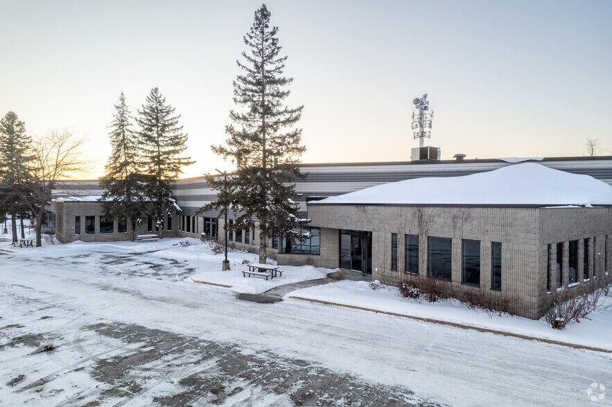 More Photos Of 1875-1905 Boul Lionel-Bertrand, Boisbriand Light Manufacturing For Lease