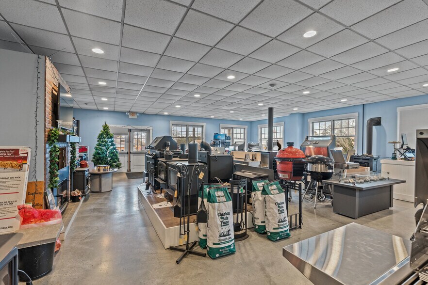 More Photos Of 1960 E Main Rd, Portsmouth Freestanding For Sale