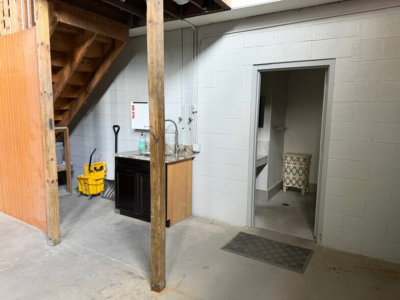 More Photos Of 42628 Executive Dr, Harrison Township Warehouse For Lease