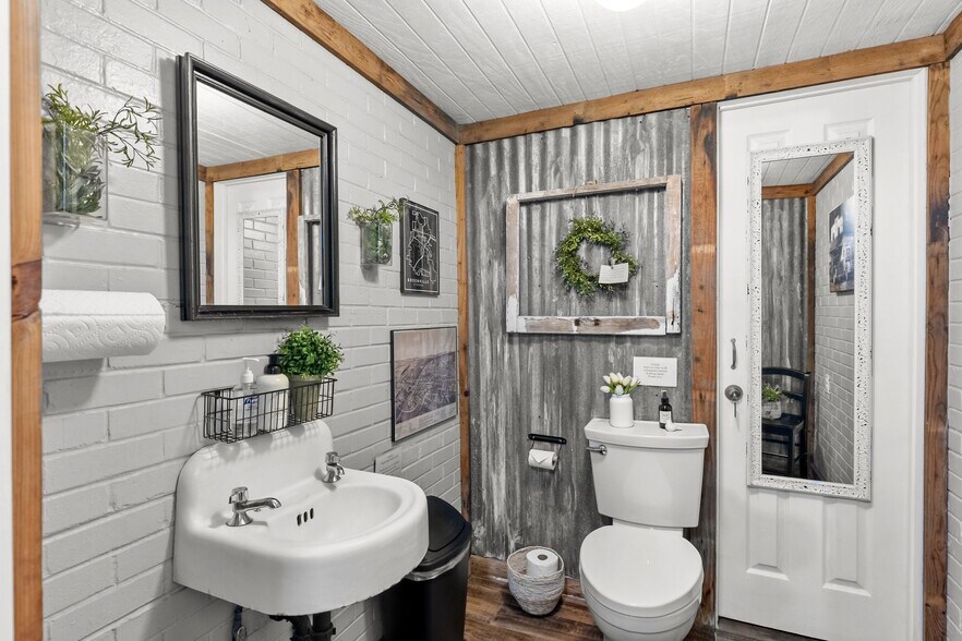 More Photos Of 1403 Interstate Highway 30, Greenville General Retail For Sale