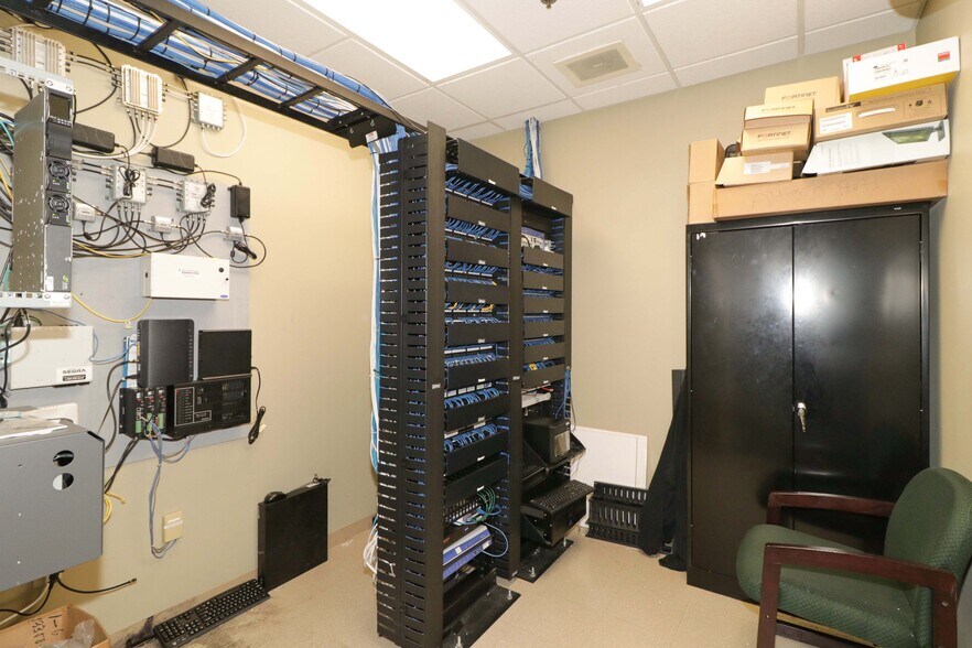 More Photos Of 160 Cedar Pointe Dr, Mooresville Flex For Sale