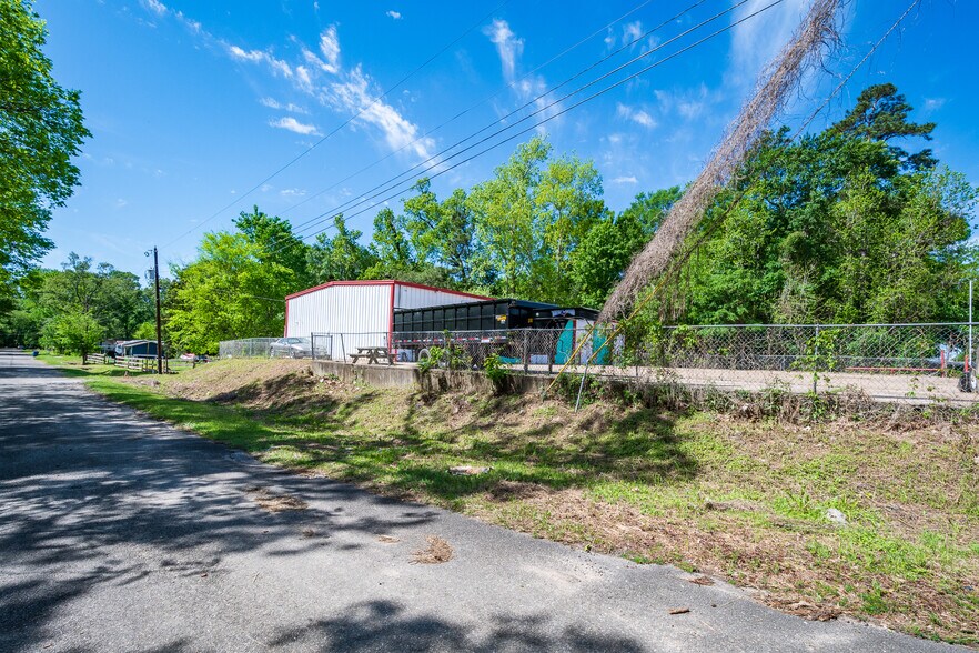 More Photos Of 910 E Church St, Livingston Service For Sale