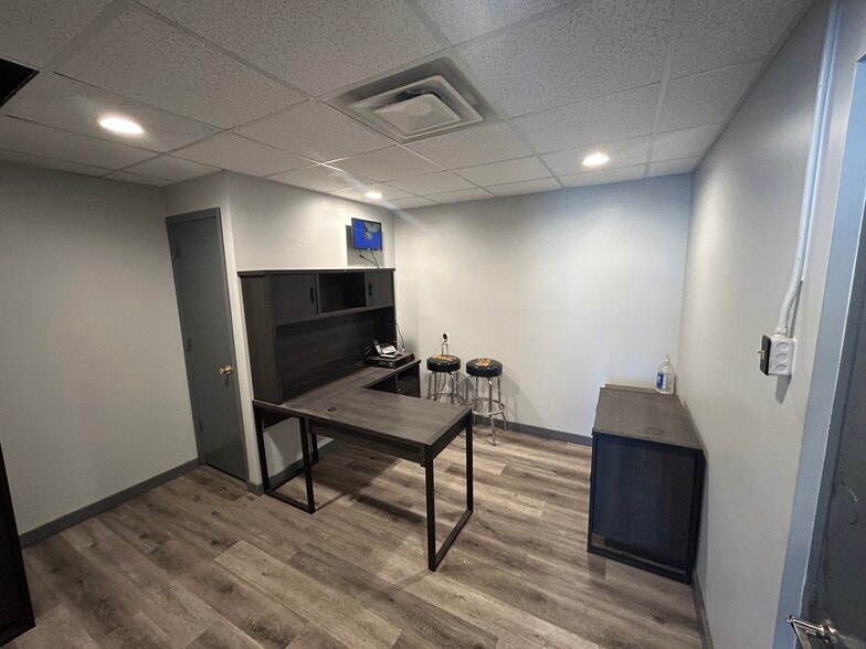 More Photos Of 301 S Chestnut St, Le Roy Auto Repair For Sale
