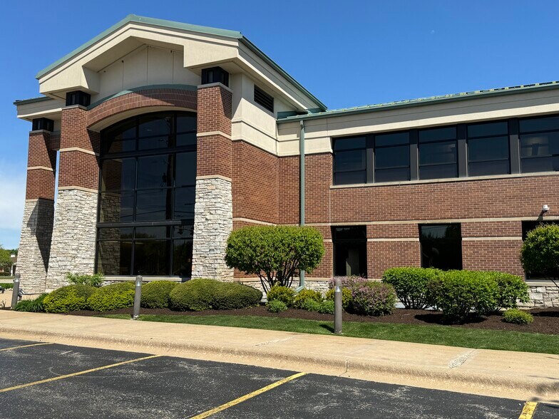 More Photos Of 109 Veterans Pky, Yorkville Office For Lease