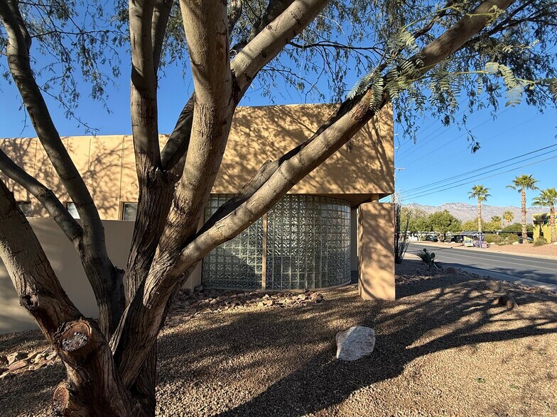 More Photos Of 2101 N Country Club Rd, Tucson Office For Lease