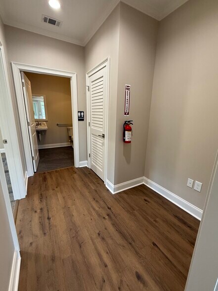 More Photos Of 1060 Garland Dr, Bogart Office For Sale