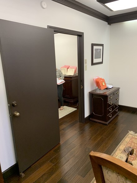More Photos Of 4727-4729 Spottswood Ave, Memphis Office For Lease