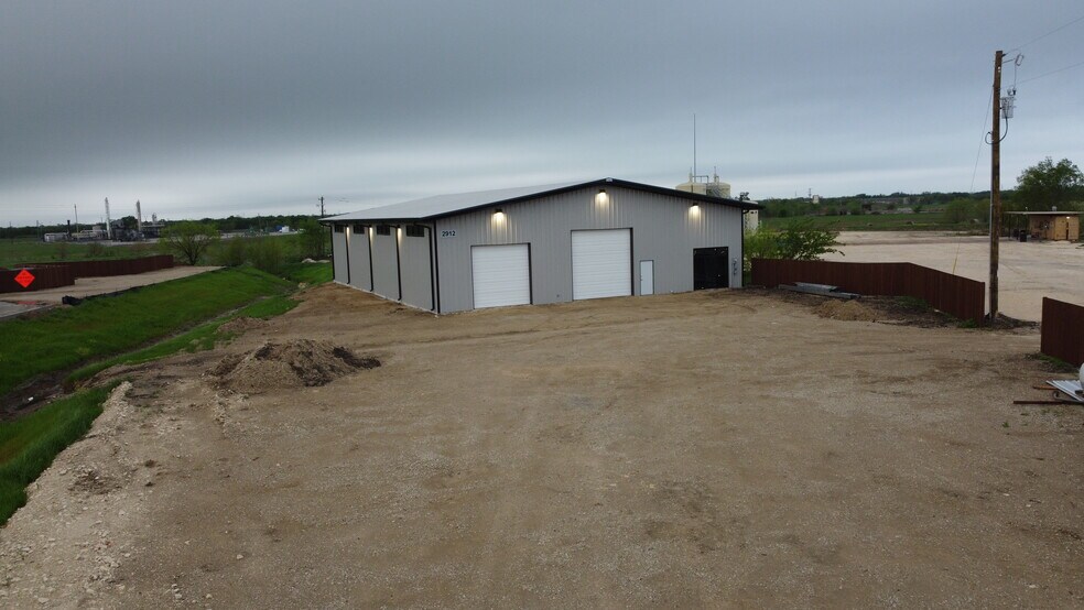 More Photos Of 2912 Chambers St, Venus Service For Lease