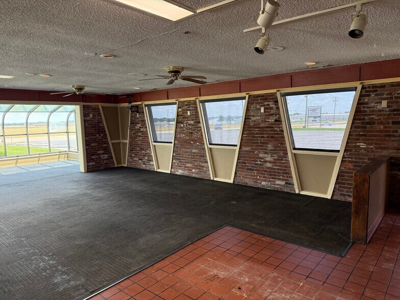 More Photos Of 1801 N Market St, Sparta Restaurant For Sale