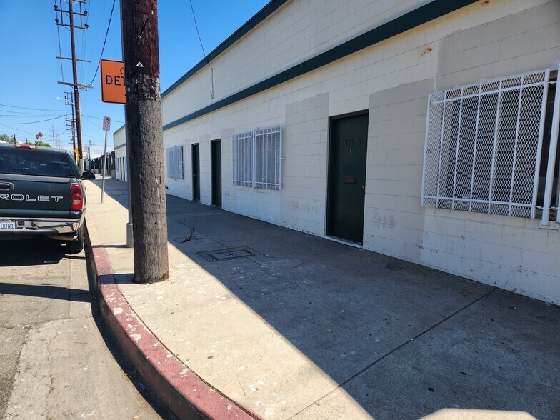 More Photos Of 6154-6160 Lemona Ave, Van Nuys Warehouse For Lease