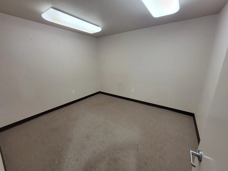 More Photos Of 47080 273rd St, Harrisburg Warehouse For Lease